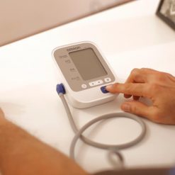 Monitor Automático de Pressão Arterial de Braço Elite Omron (HEM-7130)